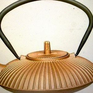 BergHOFF Large Gold Cast Iron Teapot